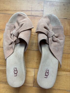 UGG Women’s Bow Slide Mules in Chestnut Suede Never Worn!